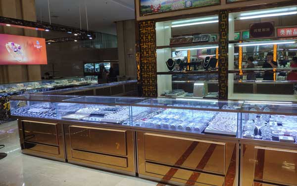 鸿钛为上海珠宝展柜设计制作的展柜